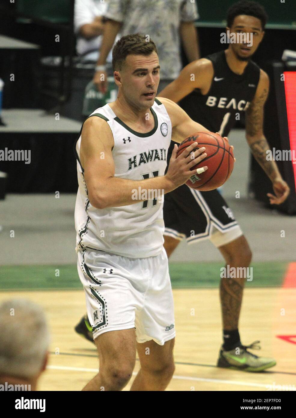 26 febbraio 2021 - Hawaii Rainbow Warriors Center Mate Colina n° 11 durante una partita tra i Hawaii Rainbow Warriors e i Long Beach state 49ers alla Simpifi Arena presso lo Stan Sheriff Center di Honolulu, HI - Michael Sullivan/CSM Foto Stock