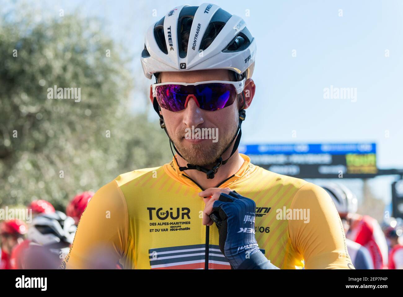 Portrait de Bauke Mollema de l'equipe Trek Segafredo. Il porte le maillot jaune de leader avant le dexieme etape du Tour du Var 2021. Fa Foto Stock