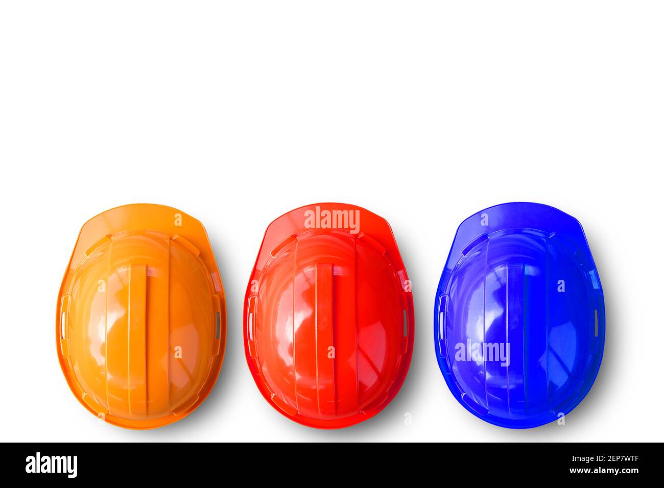 Gruppo di caschi tecnici della sicurezza su sfondo bianco. Elmetto di sicurezza industriale protezione del lavoro e prevenzione degli incidenti. Vista dall'alto per design.Engineer Foto Stock