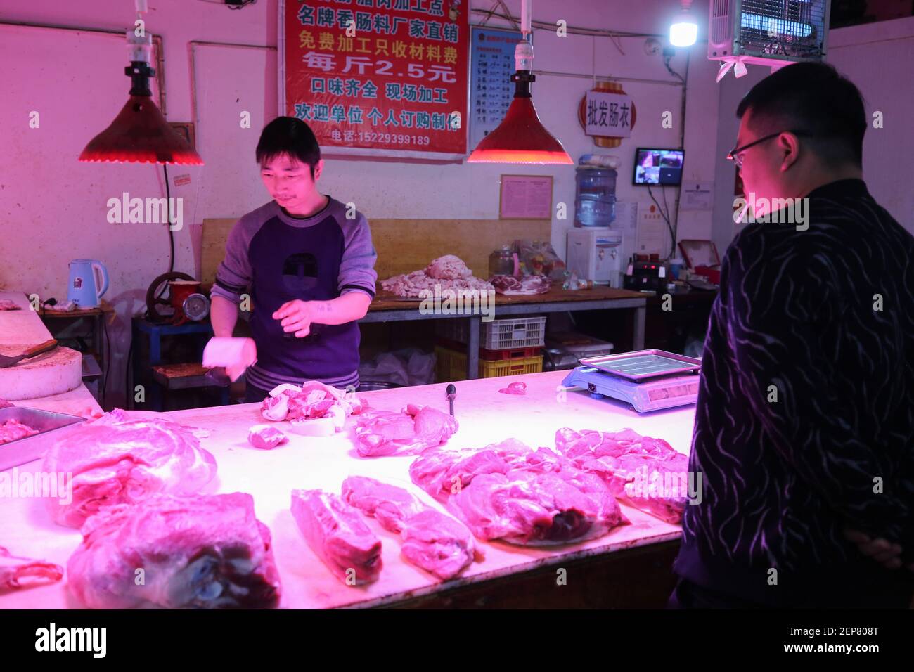 Una persona si rivolge a un venditore di carne di maiale in un mercato nella città di Xi'an, nella provincia di Shaanxi, nella Cina nord-orientale, il 12 novembre 2019. (Foto di Tian Donghai - Imaginechina/Sipa USA) Foto Stock