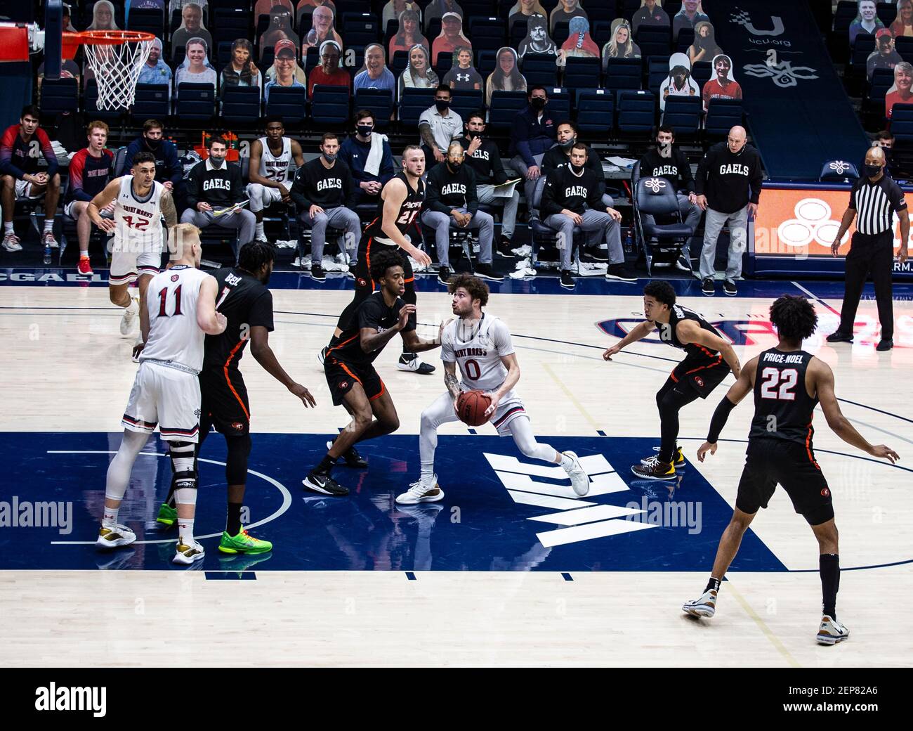 McKeon Pavilion Moraga Calif, USA. 25 Feb 2021. La guardia di St. Mary degli Stati Uniti Logan Johnson (0) si muove verso il cerchio durante il gioco di pallacanestro degli uomini della NCAA tra le tigri del Pacifico e la vittoria dei gaels di Saint Mary 58-46 al McKeon Pavilion Moraga Calif. Thurman James/CSM/Alamy Live News Foto Stock