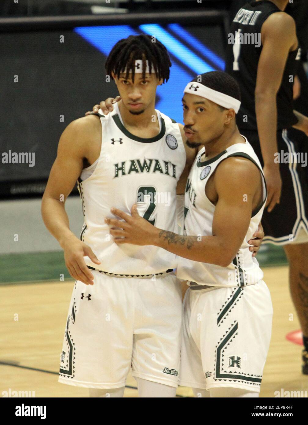 26 febbraio 2021 - Hawaii Rainbow Warriors guardia Justin Webster n. 2 e Hawaii Rainbow Warriors guardia Jovon McClanahan strategia di trama n. 3 durante un gioco tra i Hawaii Rainbow Warriors e i Long Beach state 49ers presso la Simpifi Arena presso lo Stan Sheriff Center di Honolulu, HI - Michael Sullivan/CSM Foto Stock