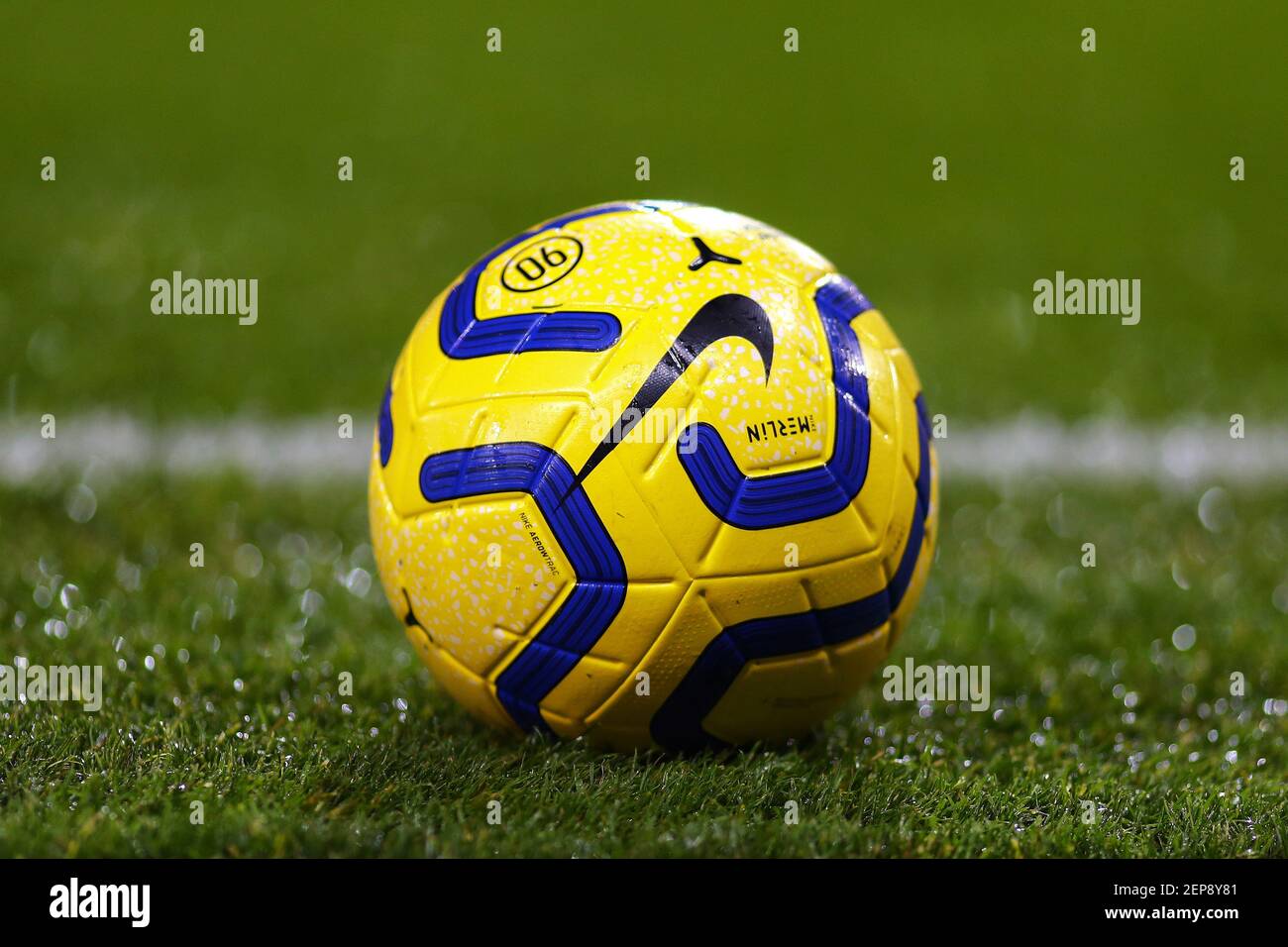 Pallone invernale Nike Hi-Vis Merlin durante la partita della Premier  League tra Norwich City e il Watford FC a Carrow Road. Punteggio finale;  Norwich City 0 Watford FC 2 (Foto di Richard