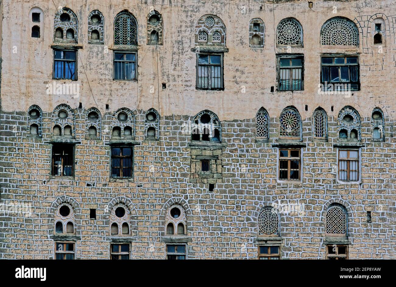 Diverse finestre in vecchie case - ibb - è una città in Yemen, la capitale del Governatorato Ibb Foto Stock