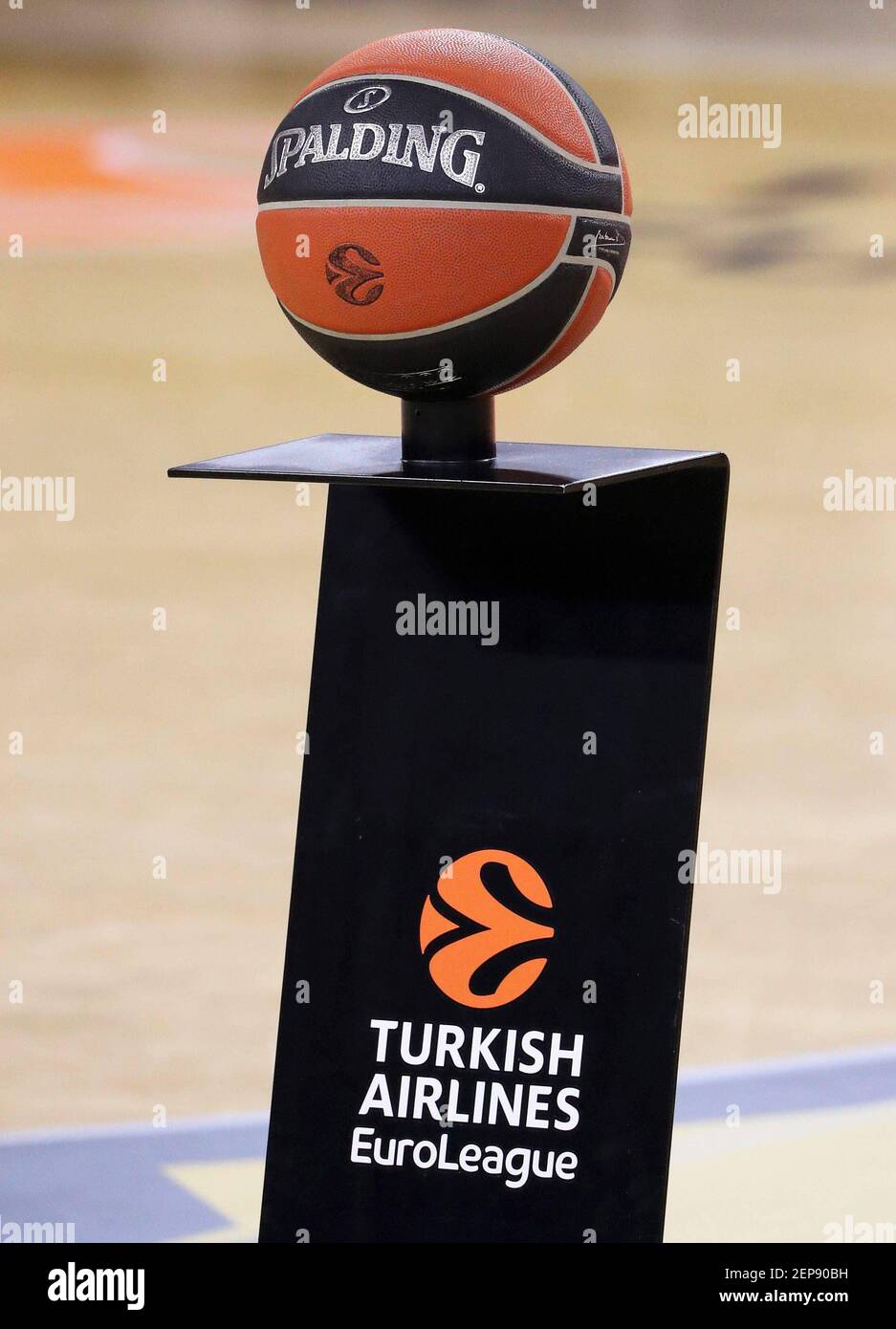 Barcellona, Spagna. 26 Feb 2021. La palla ufficiale durante la partita tra FC Barcelona e ASVEL Lyon-Villeurbanne, corrispondente alla settimana 26 dell'Eurolega, giocata al Palau Blaugrana, a Barcellona il 26 febbraio 2020. Photo JGS/Cordon Press Credit: CORDON PRESS/Alamy Live News Foto Stock
