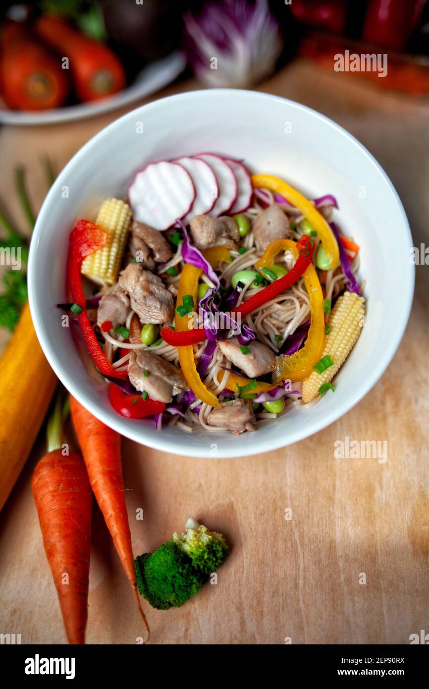 Piatti di cibo asiatico sano ed equilibrato. Foto Stock