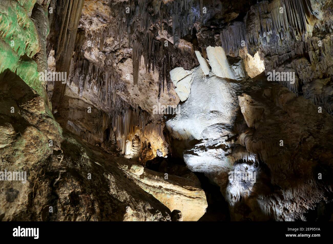 Interno della Grotta Naturale in Andalusia, Spagna -- all'interno della Cuevas de Nerja sono una varietà di formazioni geologiche grotta che creano modelli interessanti Foto Stock