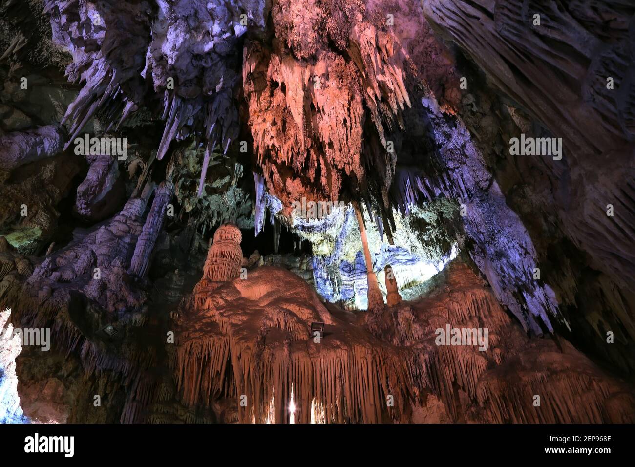 Interno della Grotta Naturale in Andalusia, Spagna -- all'interno della Cuevas de Nerja sono una varietà di formazioni geologiche grotta che creano modelli interessanti Foto Stock