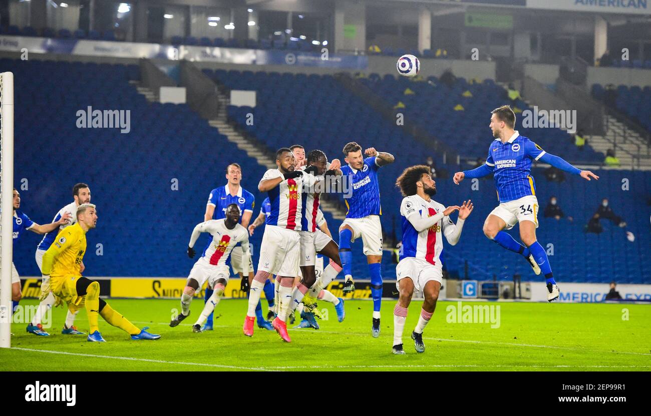 Joel Veltman di Brighton cerca di arrivare alla fine di un angolo durante la partita della Premier League tra Brighton e Hove Albion e Crystal Palace all'American Express Community Stadium di Brighton , Regno Unito - 22 febbraio 2021 Foto Stock