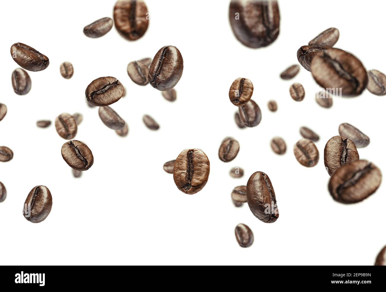 i chicchi di caffè tostati si isolano su sfondo bianco Foto Stock
