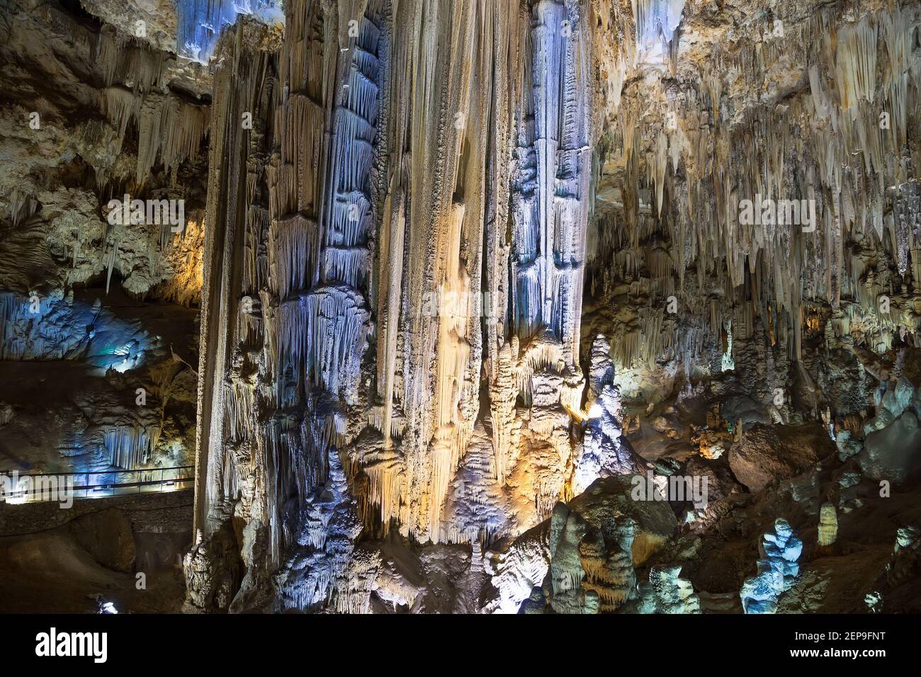 Interno della Grotta Naturale in Andalusia, Spagna -- all'interno della Cuevas de Nerja sono una varietà di formazioni geologiche grotta che creano modelli interessanti Foto Stock