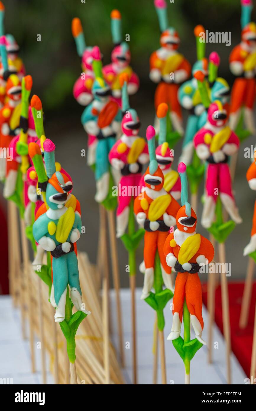 Foto verticale di mini figure di pasta cinese Foto Stock