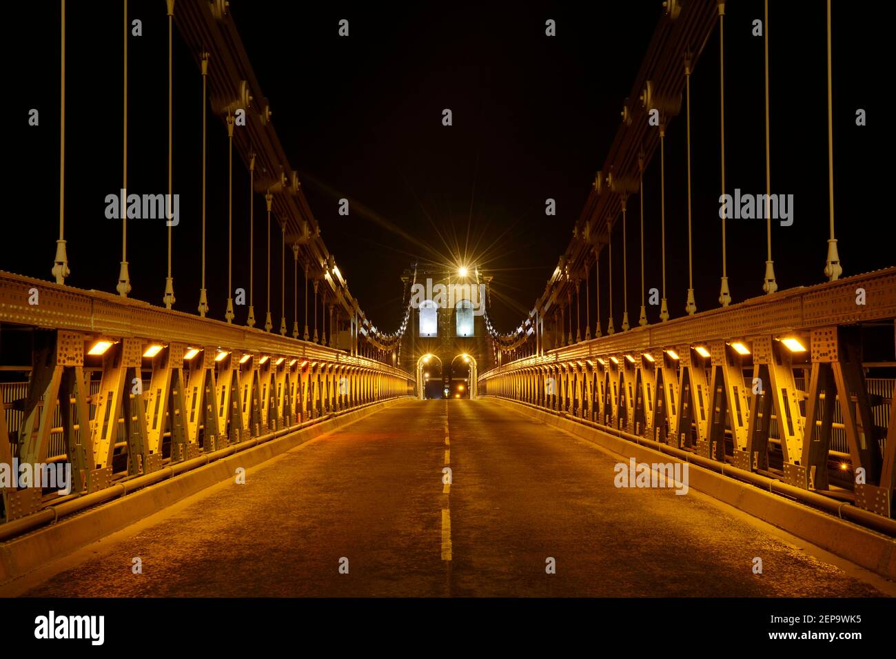 Il Ponte Menai, Anglesey, Regno Unito, illuminato di notte. Foto Stock