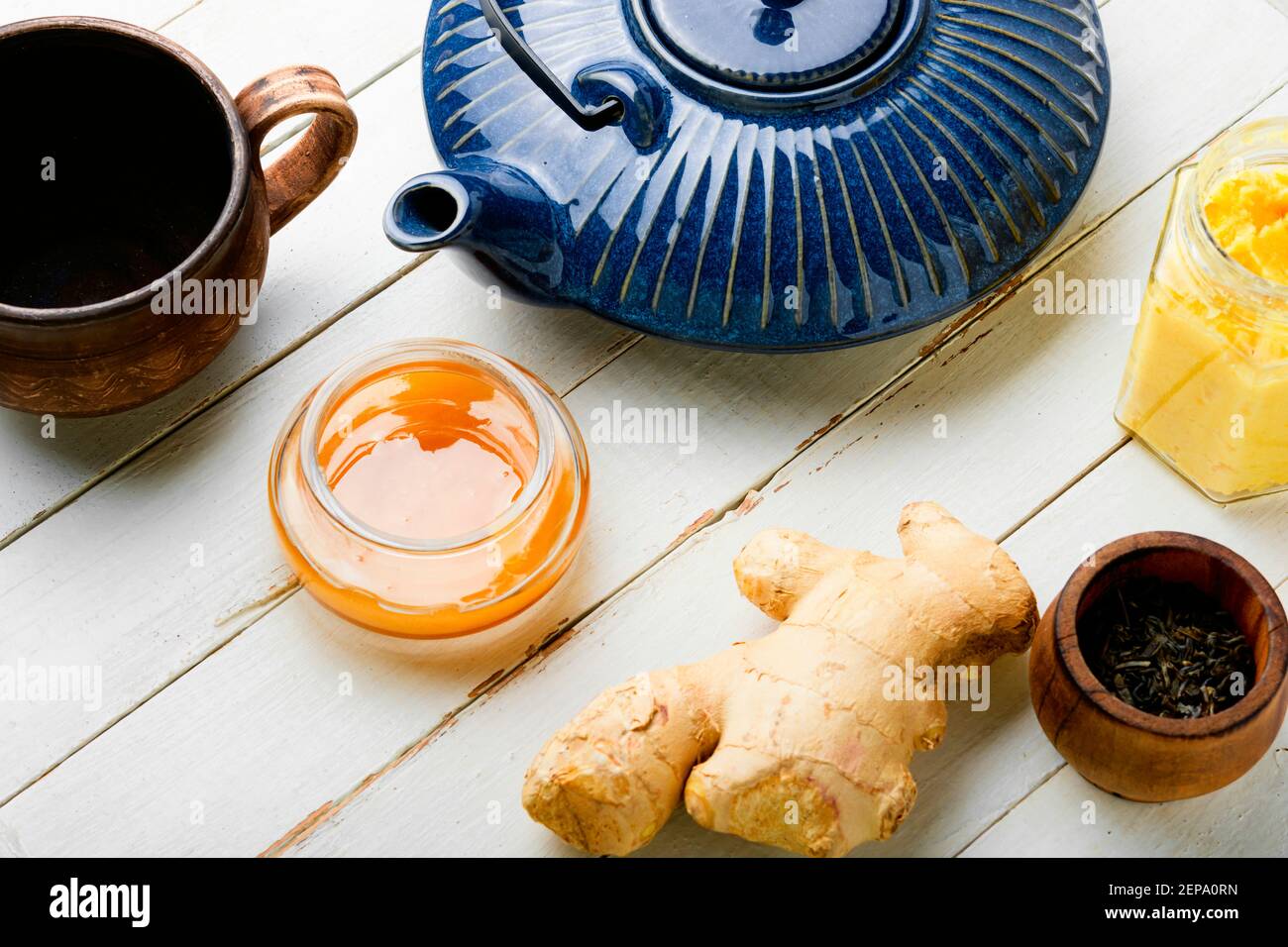 Tè con estratto di zenzero, limone e miele. Tè zenzero ingredienti Foto Stock