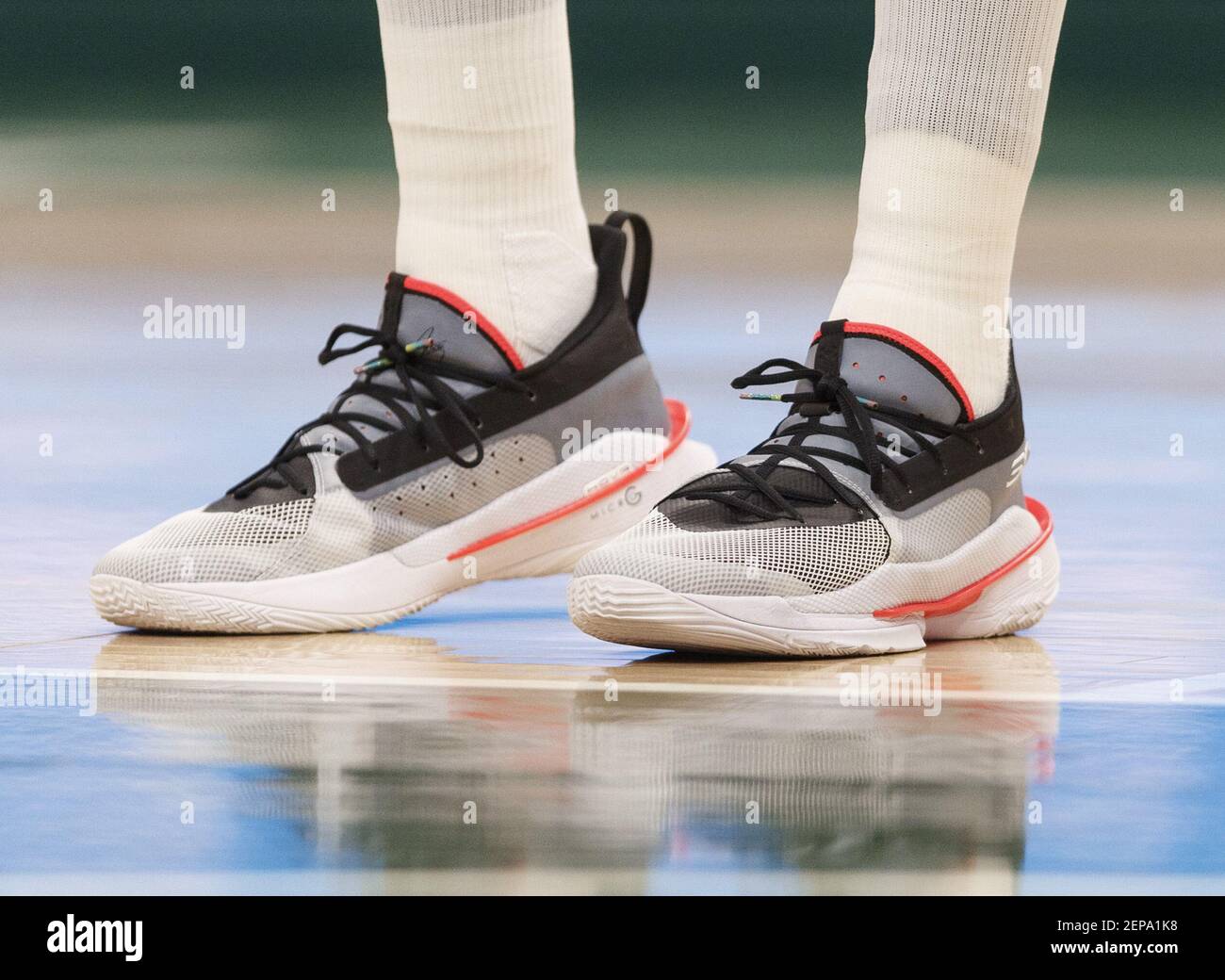 21 novembre 2019; Milwaukee, WI, Stati Uniti; Vista generale delle scarpe  indossate da Portland Trail Blazers in avanti Anthony Tolliver (43) durante  la partita contro i Milwaukee Bucks al Fiserv Forum. Credito