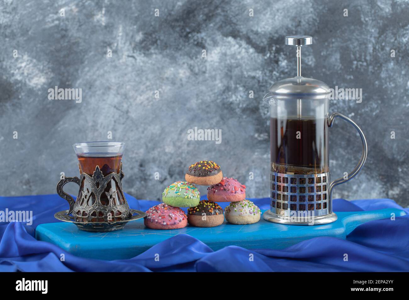 Tè fresco e fragrante con biscotti fatti in casa su tavola di legno Foto Stock