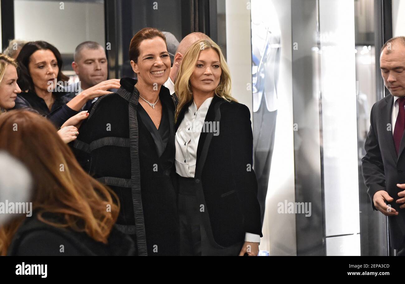 Presentazione esclusiva della nuova collezione autunno-inverno 2019/2020 e  della borsa la prima nella boutique Giorgio Armani. La nipote di Giorgio  Armani Roberta Armani (a sinistra) e la modella inglese Kate Moss (a