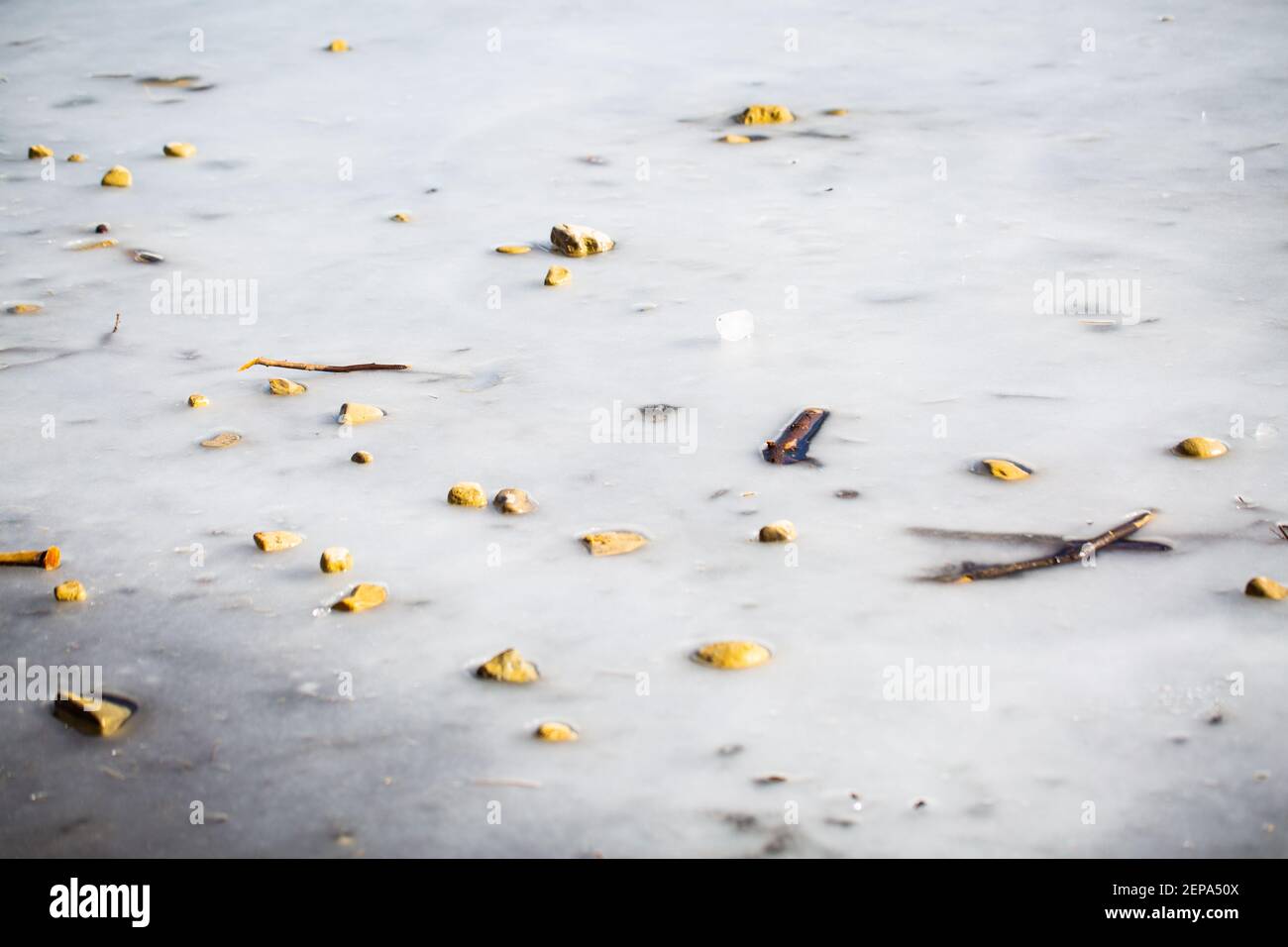 Pietre su ghiaccio congelato, Deininger Weiher Foto Stock