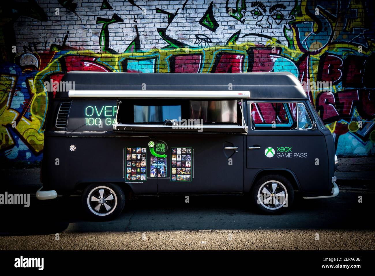 VW Camper Van marchiato da X Box per i festival. Lati aperti con X Box  Consol per giocare a eventi dal vivo Foto stock - Alamy