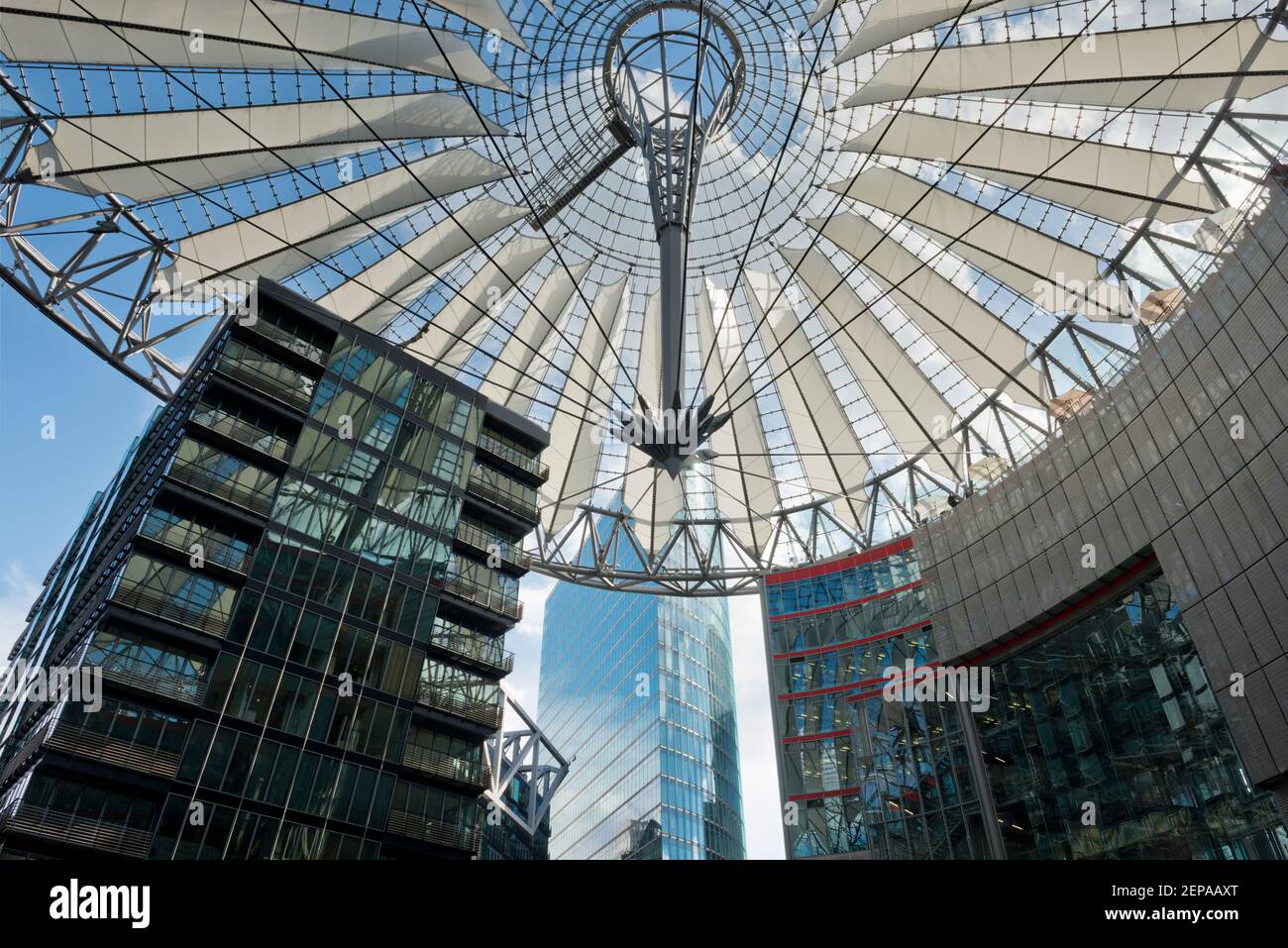 Il futuristico Sony Center di Potsdamer Platz a Berlino, Germania. Foto Stock