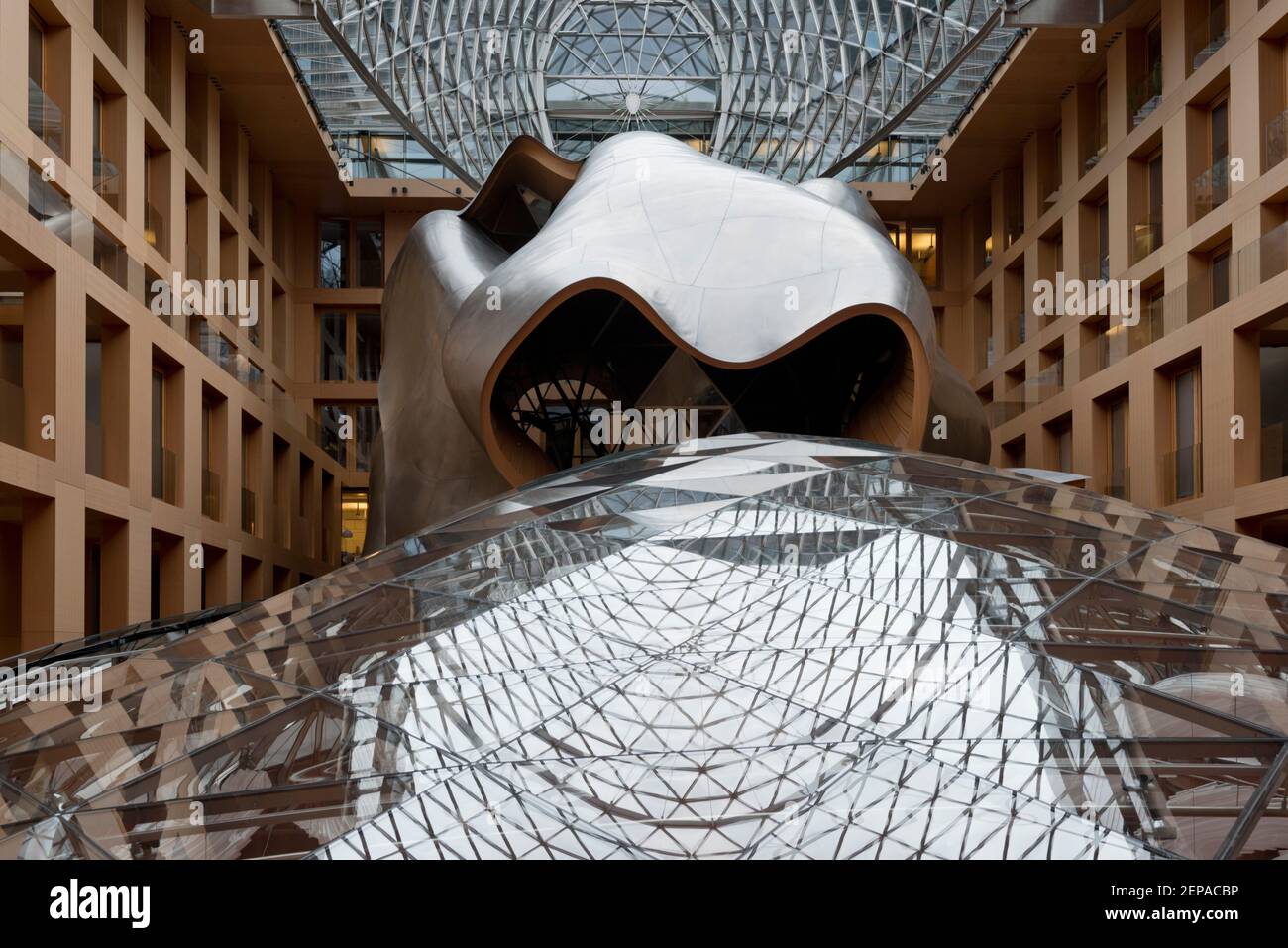 L'atrio in vetro e mesh, progettato da Frank Gehry, si trova all'interno dell'edificio della DZ Bank di Berlino, in Germania. Foto Stock