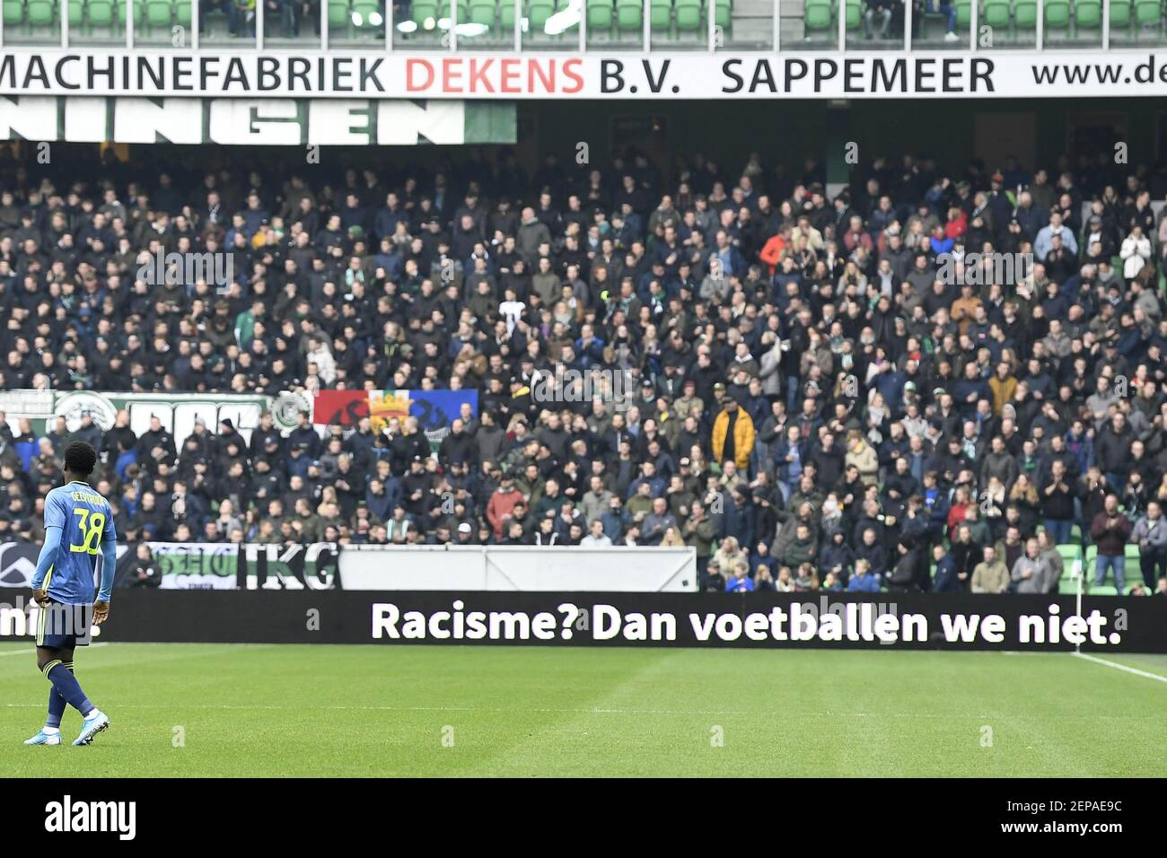 GRONINGEN , 11-2019-24 Stadio Euroborg, stagione di calcio olandese Eredivisie 2019 / 2020 . I giocatori e i club delle leghe di calcio olandesi , Eredivisie e Eerste Divisie, si scontrano con il razzismo quando smettono di giocare a calcio per un minuto all'inizio della partita. Questa dichiarazione congiunta dei club è il risultato dell'ultimo assalto weekÕs verbale su uno dei giochi della competizione contro un giocatore nero. Durante la partita FC Groningen - Feyenoord. (Foto di Pro Shots/Sipa USA) Foto Stock