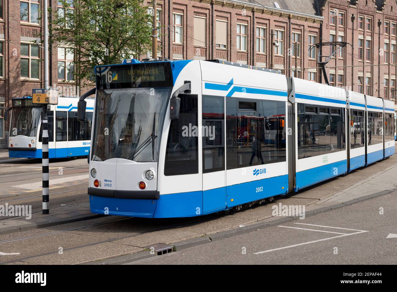 Un tram vicino alla stazione centrale di Amsterdam, Paesi Bassi. Foto Stock