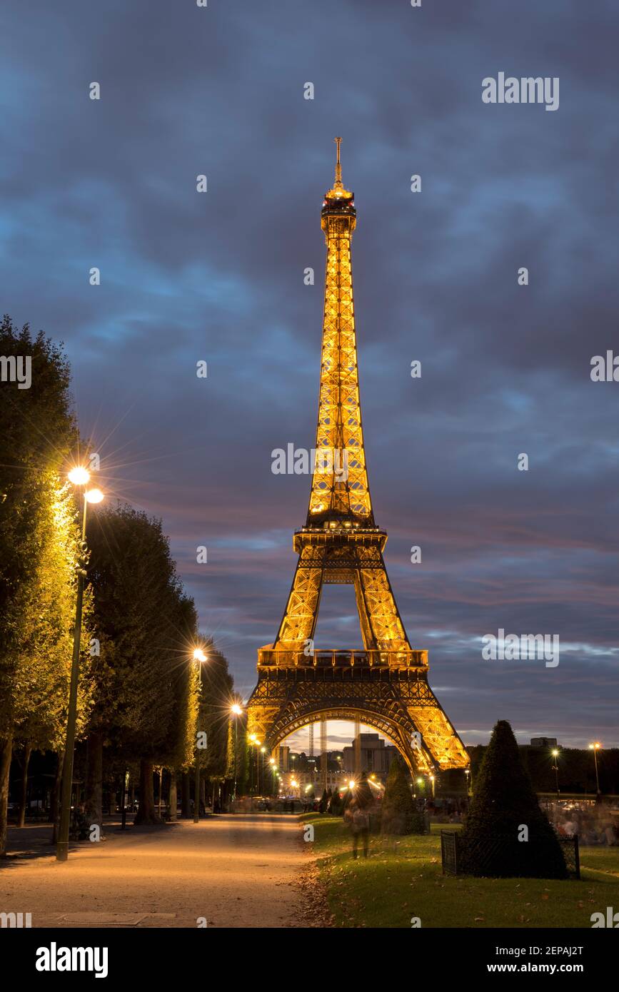 La Torre Eiffel illuminata di notte. Parigi, Francia, Europa. Foto Stock