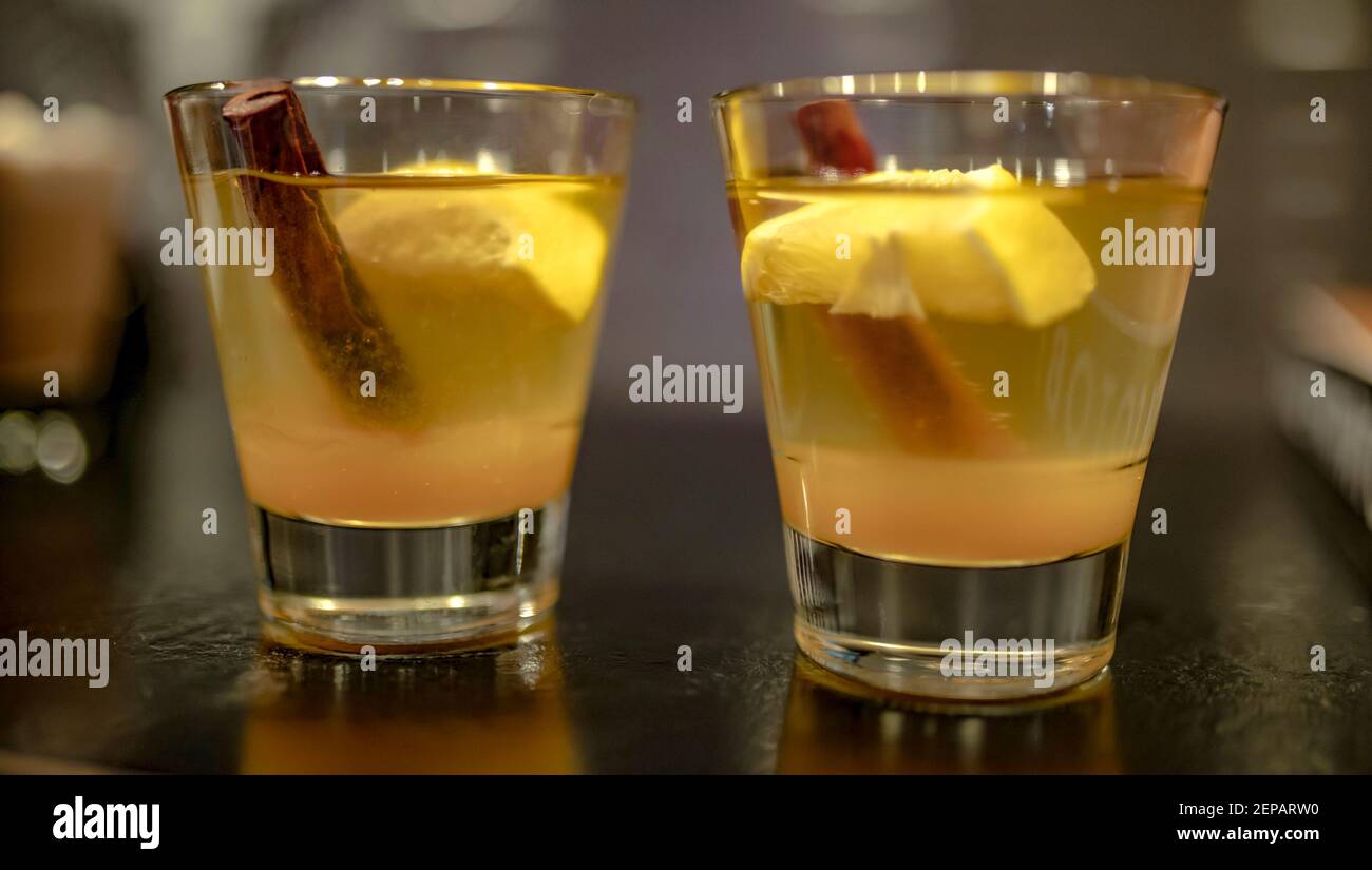 Due cocktail di whisky, rum, limone o brandy con cannella al bar Foto Stock