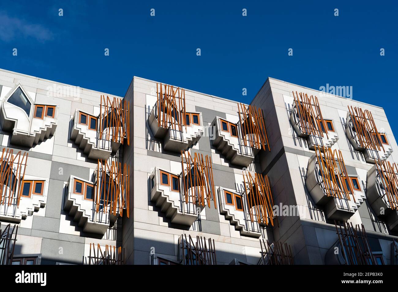 Facciata esterna dell'edificio del Parlamento Scozzese a Holyrood a Edimburgo, Scozia, Regno Unito Foto Stock