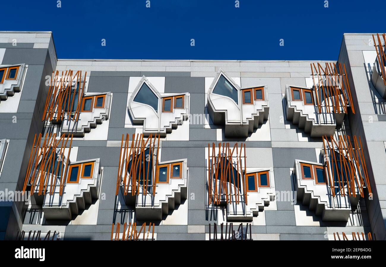 Facciata esterna dell'edificio del Parlamento Scozzese a Holyrood a Edimburgo, Scozia, Regno Unito Foto Stock