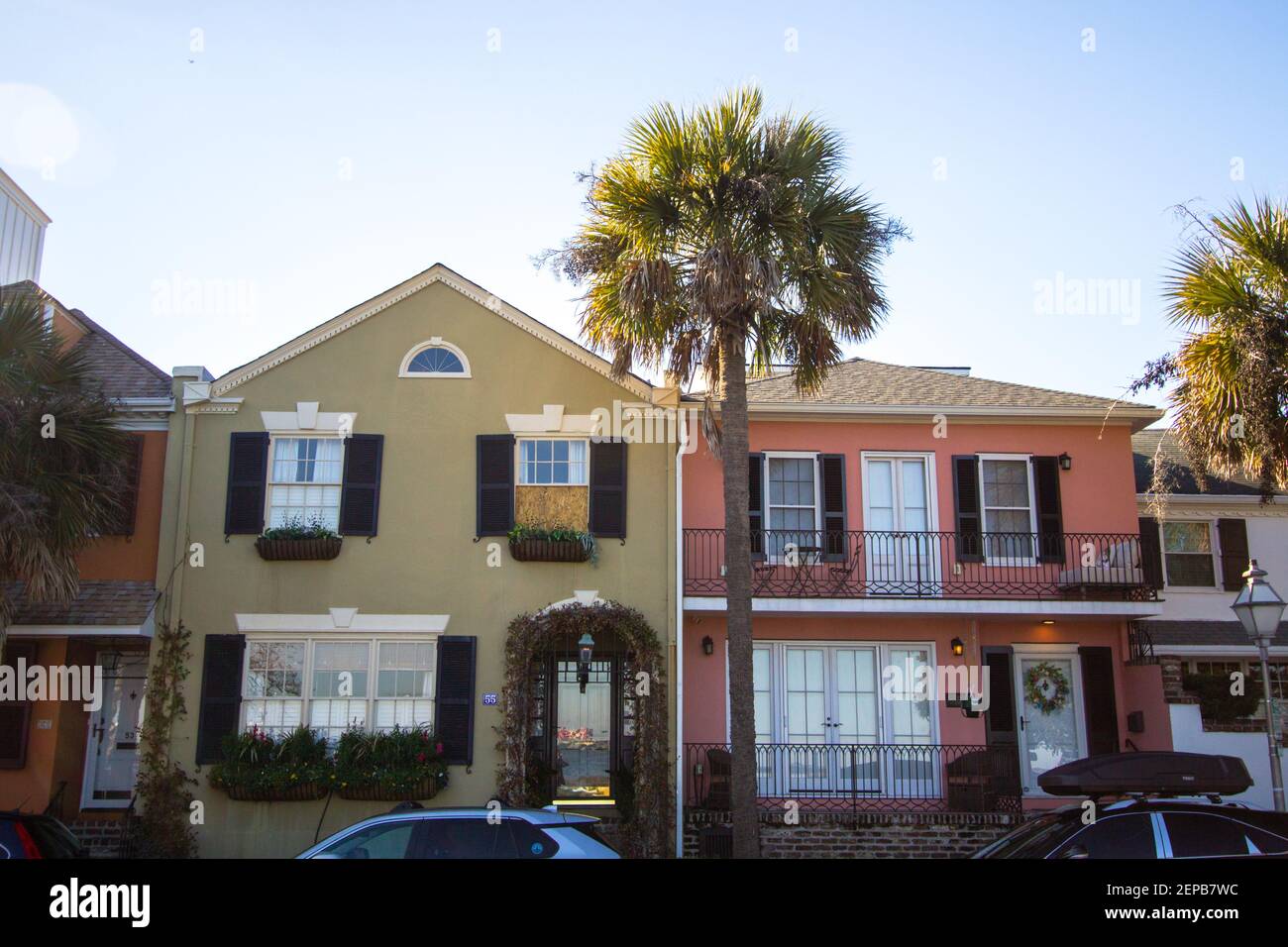 Charleston, South Carolina, USA - 20 febbraio 2021: Case storiche lungo la famosa Rainbow Row nel cuore del centro storico di Charleston Foto Stock