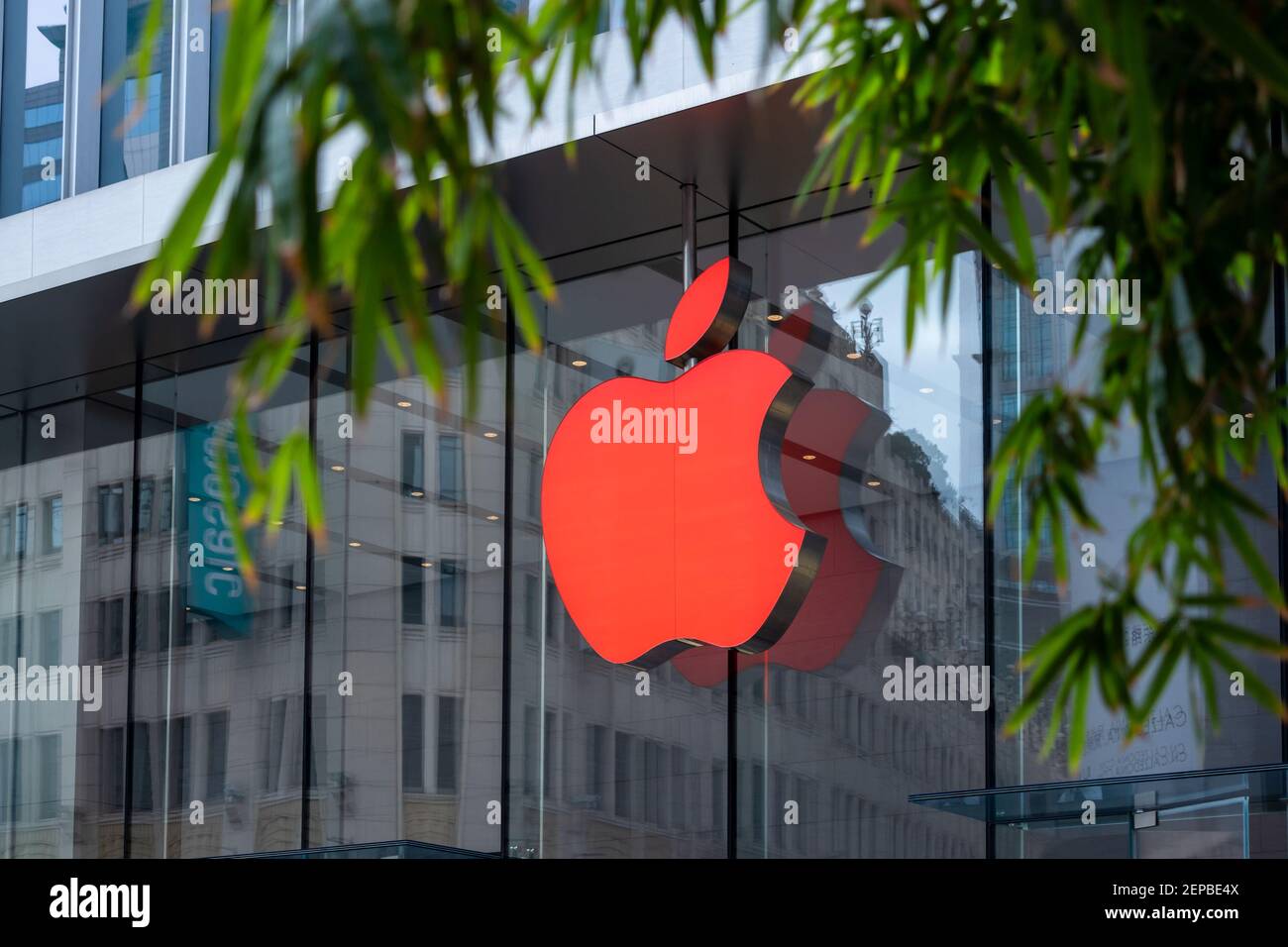 Il logo dell'Apple Store nella zona est di Nanjing Road in risposta alla prossima Giornata Mondiale contro l'AIDS a Shanghai, Cina, 29 novembre 2019. Foto Stock