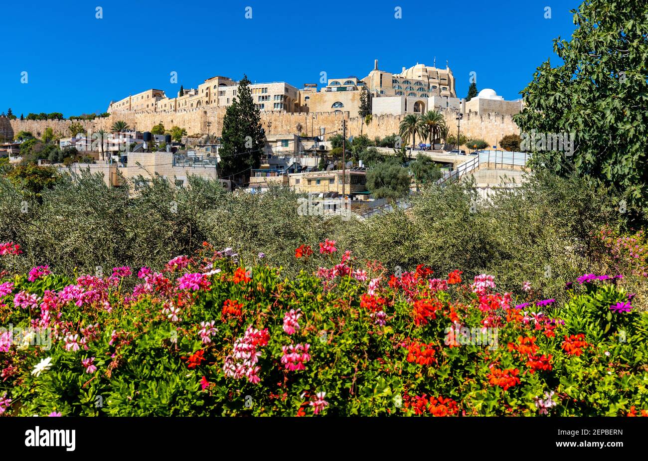 Gerusalemme, Israele - 12 ottobre 2017: Vista panoramica della città vecchia di Gerusalemme con le mura e il quartiere ebraico visto dall'antico quartiere della città di Davide Foto Stock