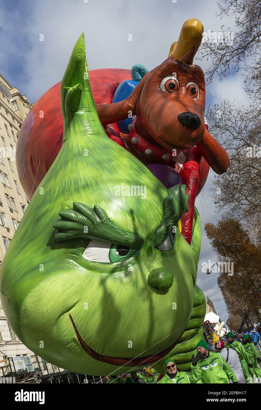 Dr. Seuss il Grinch e il cane Max mongolfiera gigante volato basso a causa  del vento alto al 93 ° annuale Macy's Thanksgiving Day Parade Alone Central  Park West (Foto di Lev