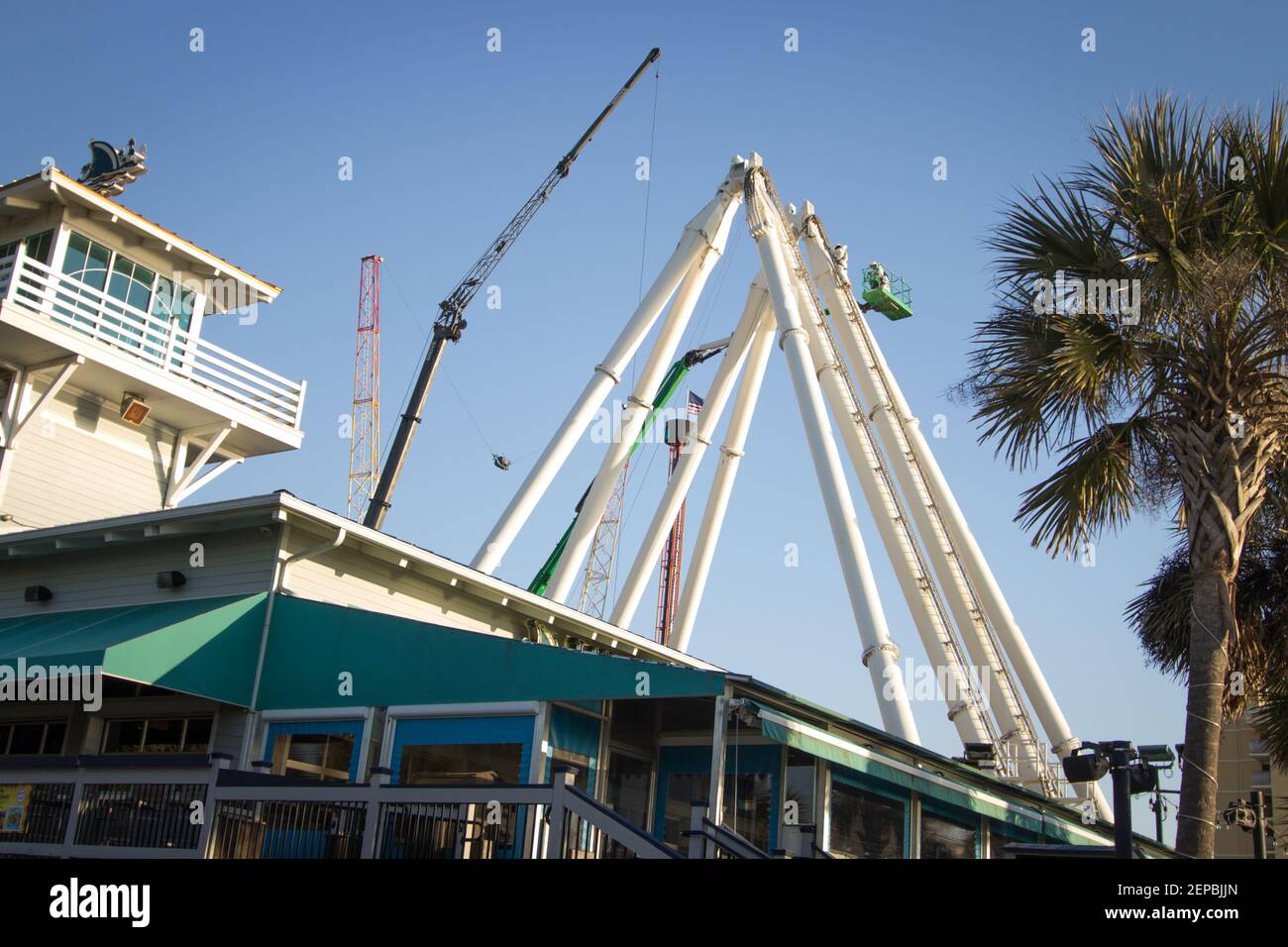 Myrtle Beach, South Carolina, USA- 25 febbraio 2021`: I lavoratori completano la manutenzione sulla ruota panoramica di Myrtle Beach. Foto Stock