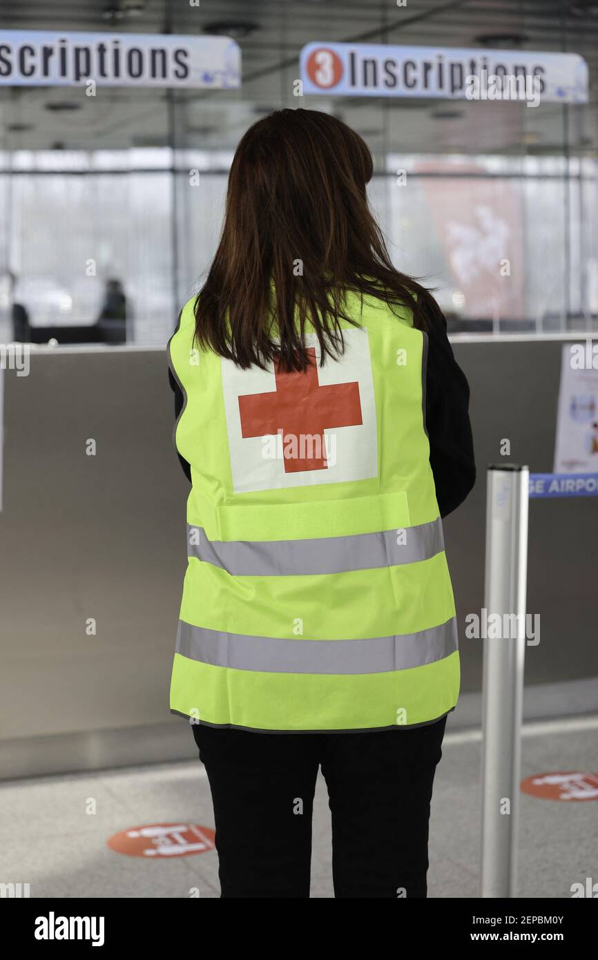 Foto di personale indipendente vaccinato, infermiera, medico di famiglia, medico di medicina generale, ecc. come a Ronquières, un cosiddetto grande centro di vaccinazione in Vallonia ha aperto presso l'aeroporto di Bierset (Grâce-Hollogne), nella provincia di Liegi. Gli operatori sanitari indipendenti sono stati invitati a partecipare giovedì 25 febbraio 2021 per il lancio della fase di immunizzazione per i professionisti dell'assistenza e dell'assistenza sanitaria. Foto di Philippe Bourguet/BePress/ABACAPRESS.COM Foto Stock