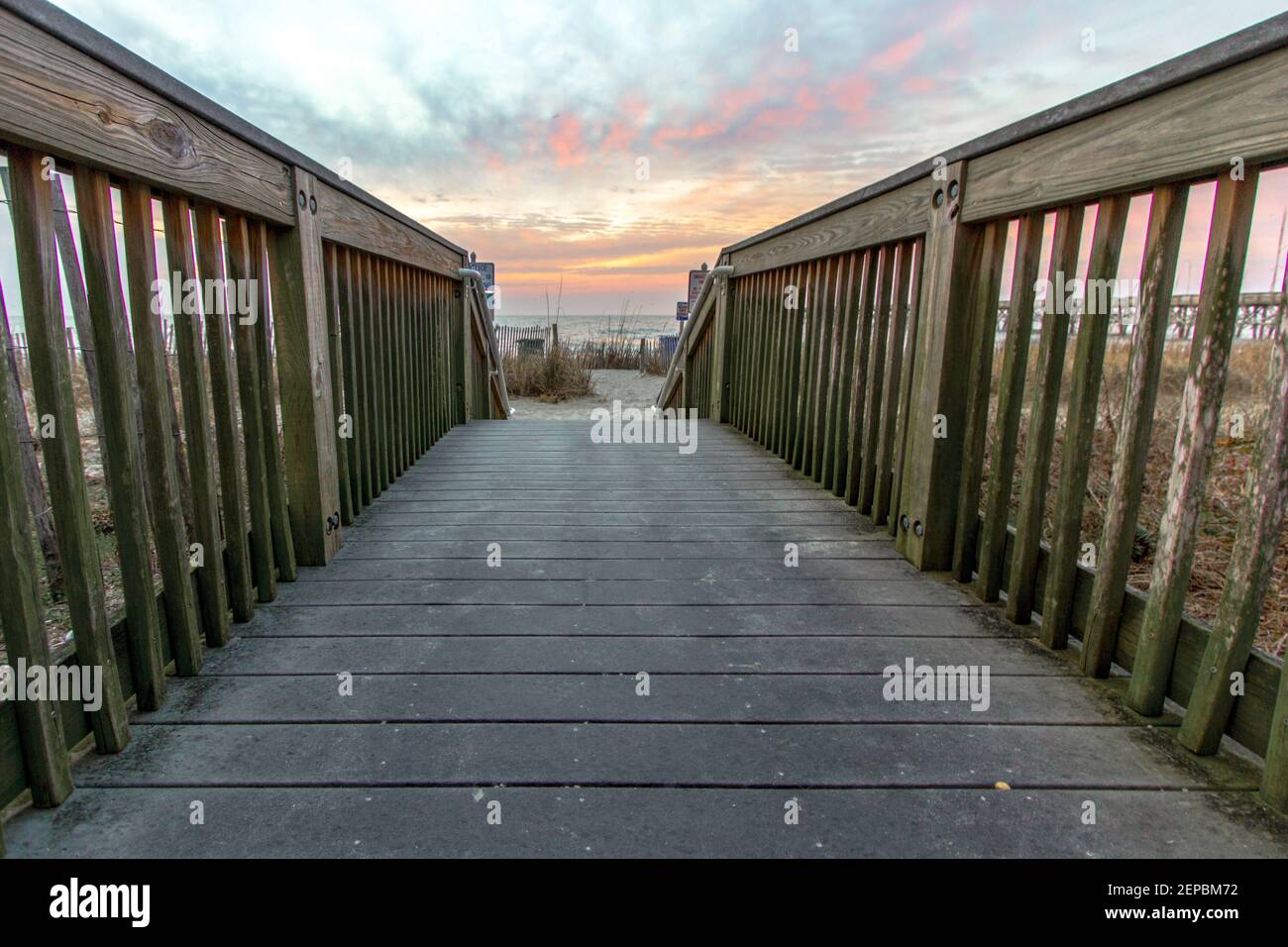 Passeggiata sul lungomare per una spiaggia all'alba sulla costa dell'Oceano Atlantico a Myrtle Beach, Carolina del Sud Foto Stock