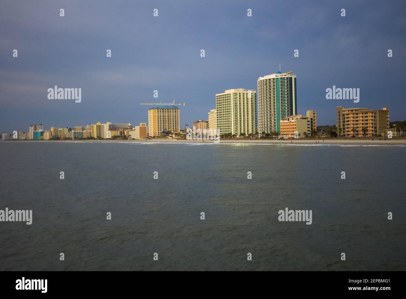 Lo skyline del centro di Myrtle Beach, South Carolina, visto dall'acqua che guarda all'interno. Foto Stock