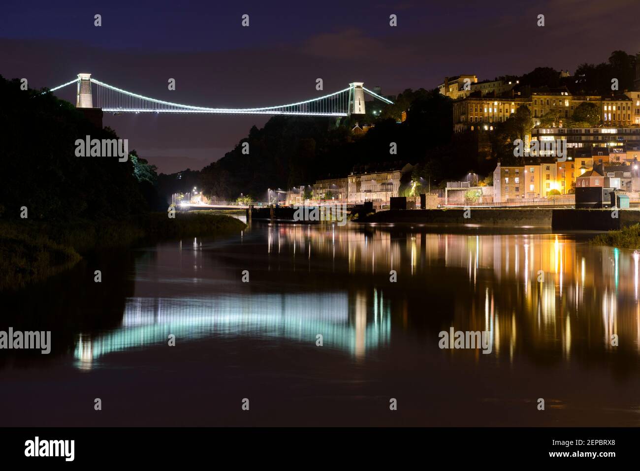 Clifton Ponte sospeso illuminato di notte e riflesso nel fiume Avon a Bristol. Foto Stock