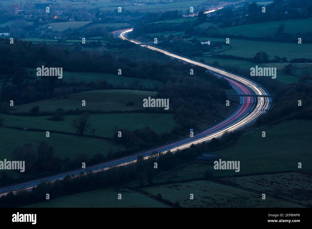 Auto che viaggiano al crepuscolo sull'autostrada M5 nella zona rurale del Somerset. Foto Stock