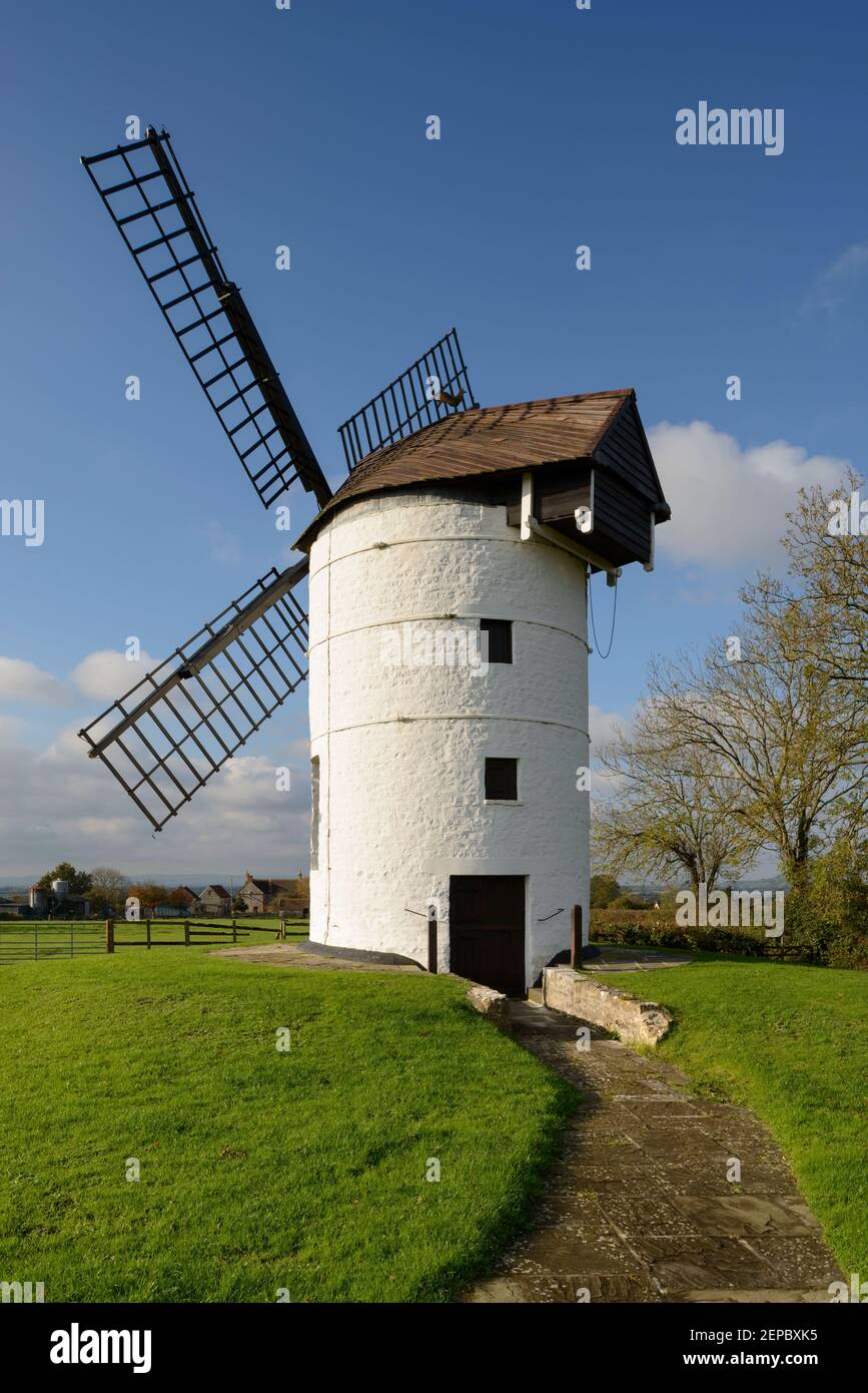 Ashton Windmill, un mulino a torre di pietra costruito nel 1760 vicino al villaggio di Chapel Allerton, Somerset. Foto Stock