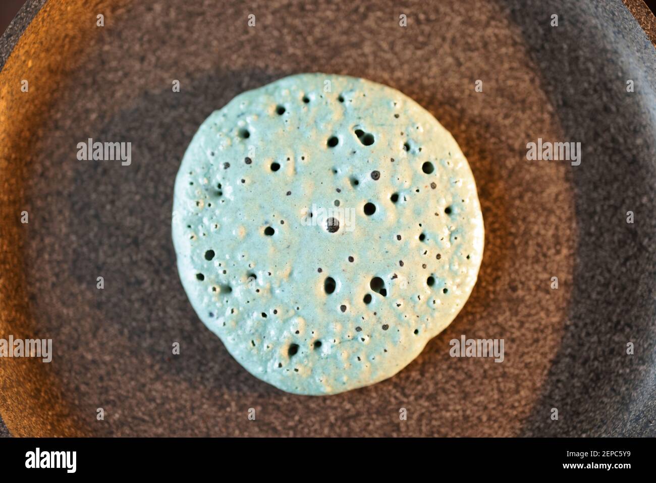 Deliziosi pancake blu su una padella antiaderente. Foto Stock