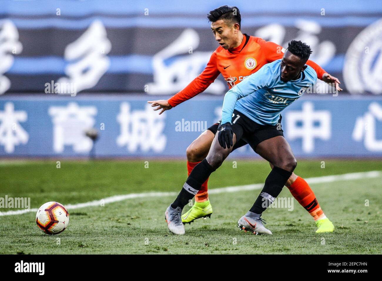 In Ghana il giocatore di calcio Emmanuel Okyere Boateng di Dalian Yifang  F.C., destra, lotte per la sfera durante la trentesima partita di calcio  cinese Associazione Super League (CSL) contro Pechino Renhe
