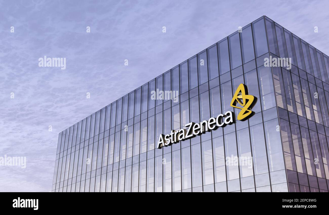 Cambridge, Regno Unito. 16 febbraio 2021. Solo per uso editoriale, CGI 3D. Marchio di segnaletica AstraZeneca Pharmaceutical Company sulla parte superiore dell'edificio in vetro. WO Foto Stock