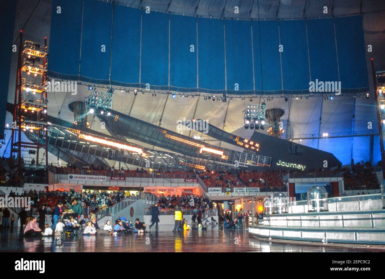 The Performance Area Inside the Millennium Dome, Greenwich, Londra, Inghilterra - 27 novembre 2000 Foto Stock