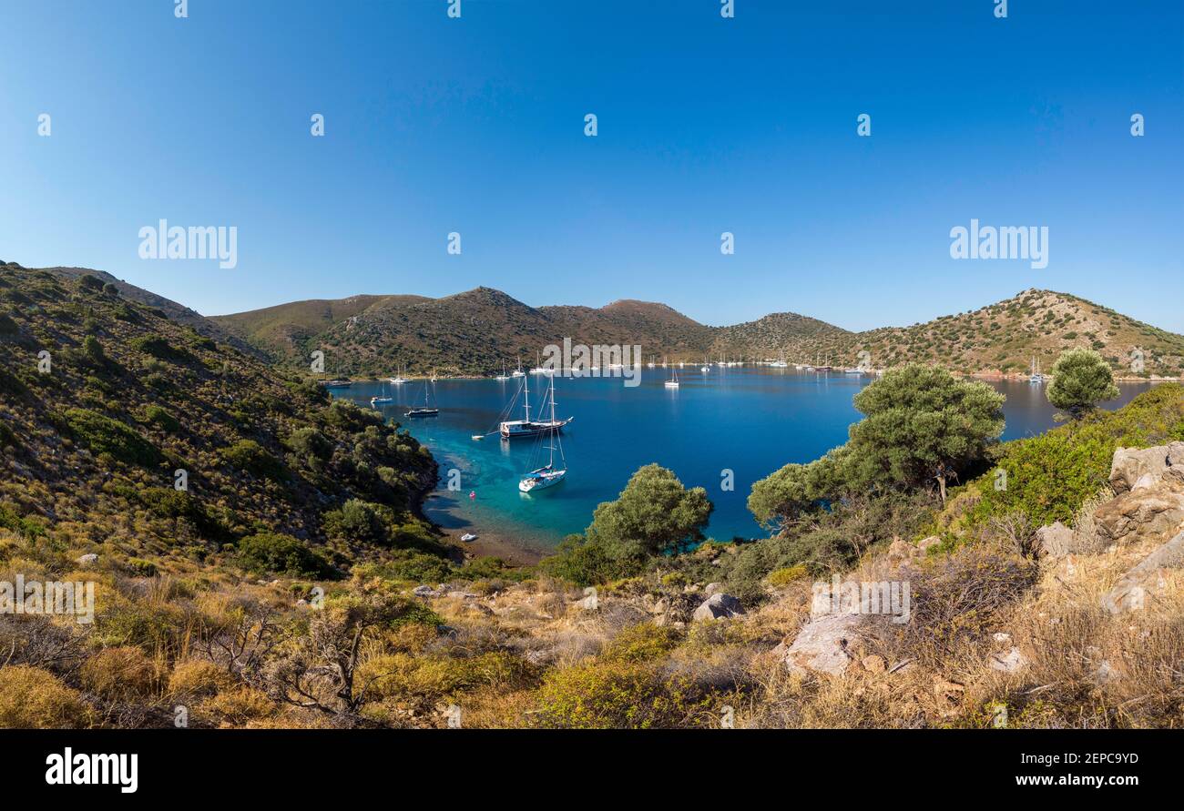 Vista aerea della barca a vela ancorata in color turchese meravigliosa baia del mare. Acqua cristallina. Fotocamera drone. Tranquillità e vuoto. Pittoresco Foto Stock