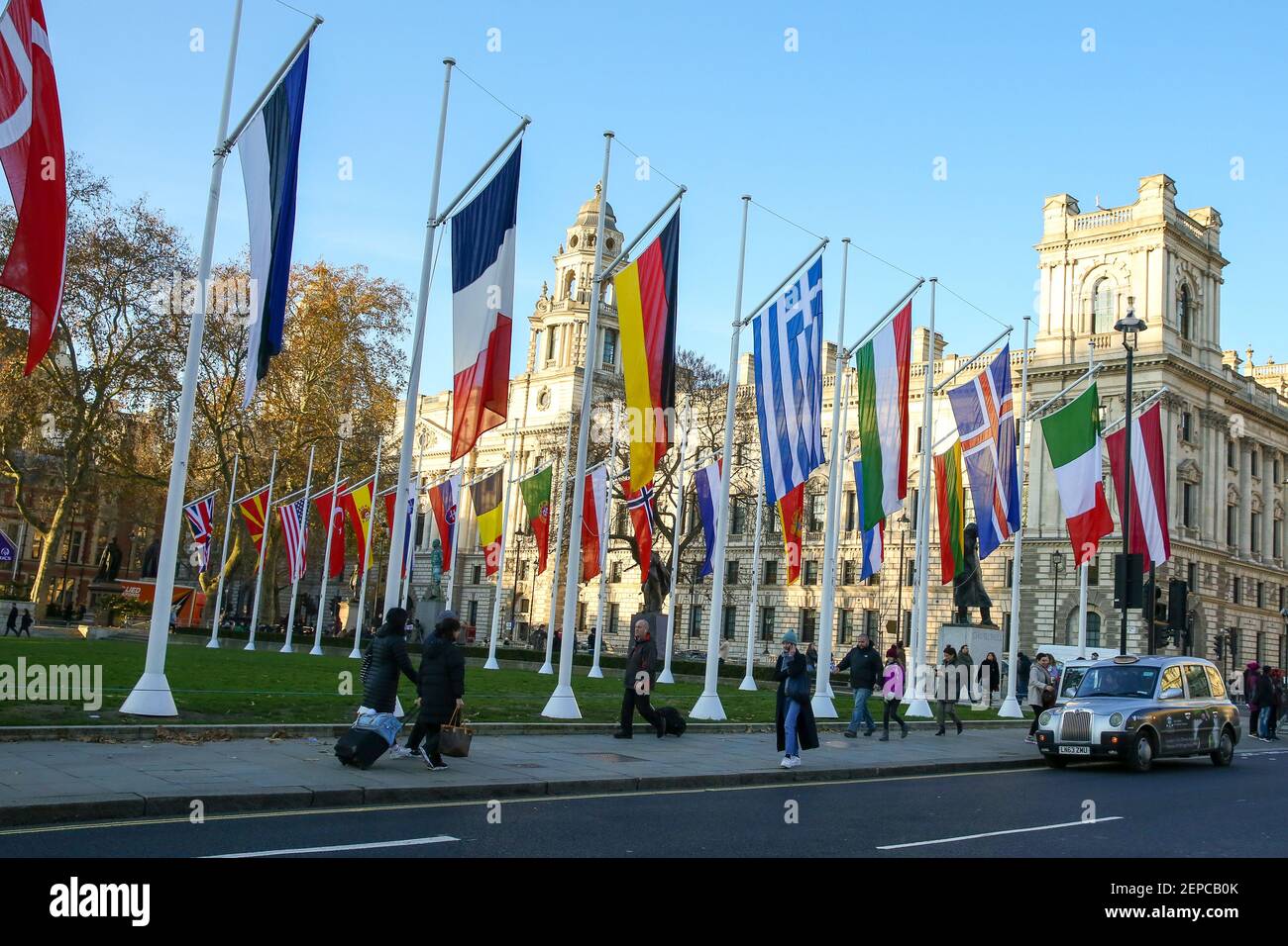 Bandiere Dei Paesi Membri Della Nato Si Trovano In Piazza Del Parlamento Prima Del Vertice Della Nato A Londra Mentre I Capi Di Stato E Di Governo Dei Paesi Della Nato Si