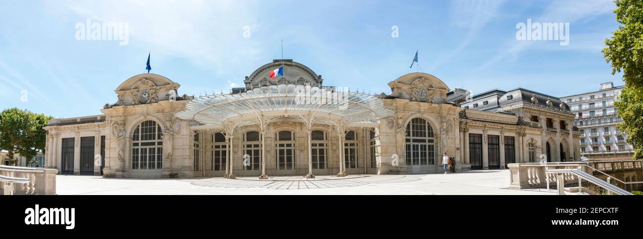 Ampio panorama Palais des congres - Vichy Opera in Vichy Francia Foto Stock