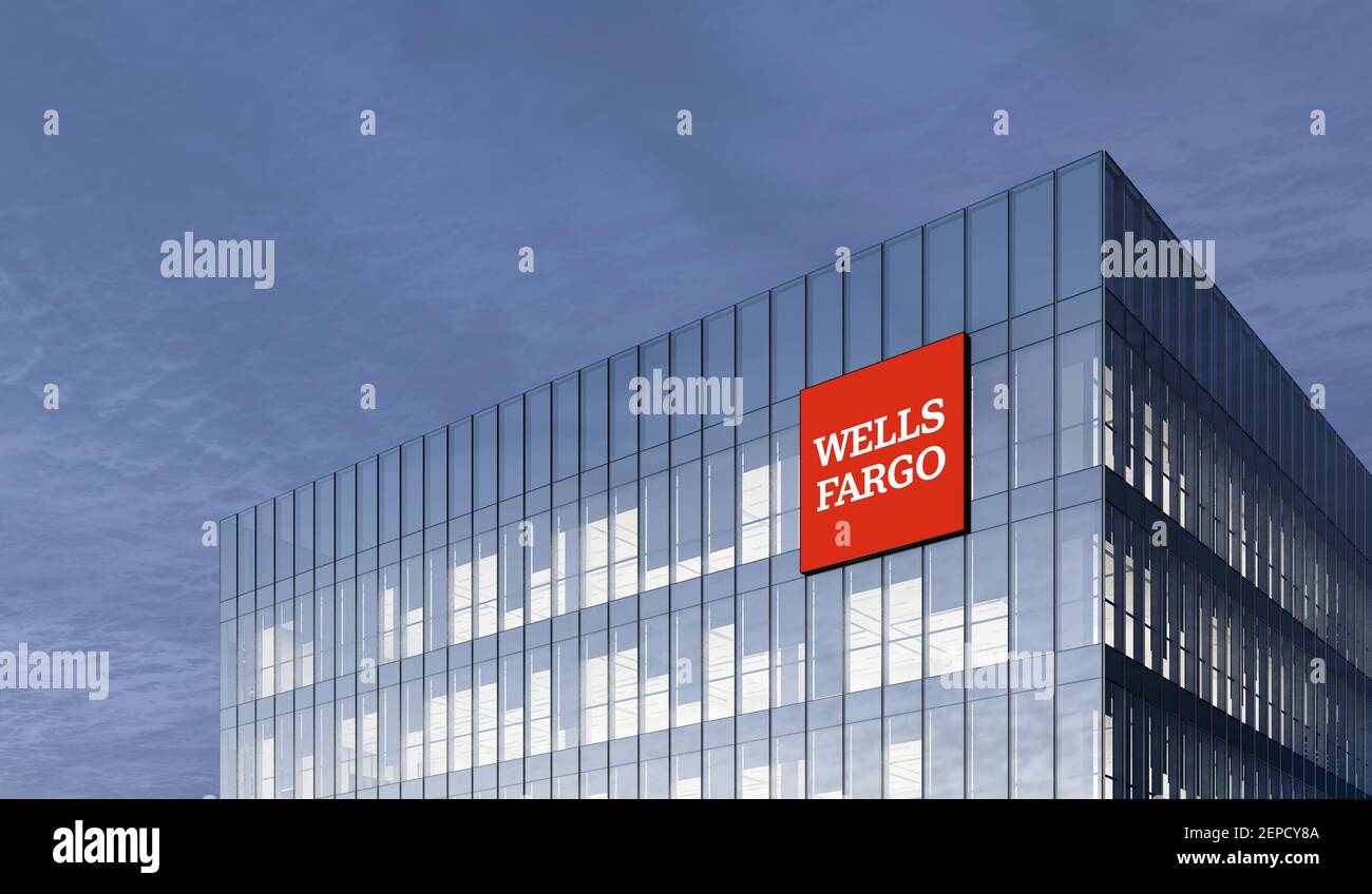 San Francisco, California. 27 febbraio 2021. Solo per uso editoriale, CGI 3D. Logo Wells Fargo Signage sulla parte superiore dell'edificio in vetro. Retai del servizio finanziario sul luogo di lavoro Foto Stock